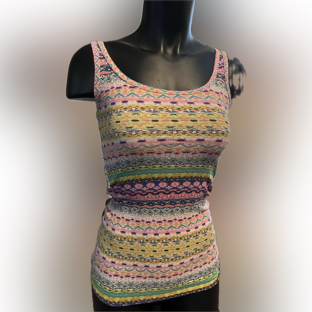 Multicolored, flattering tank top. 5% spandex stretchy.